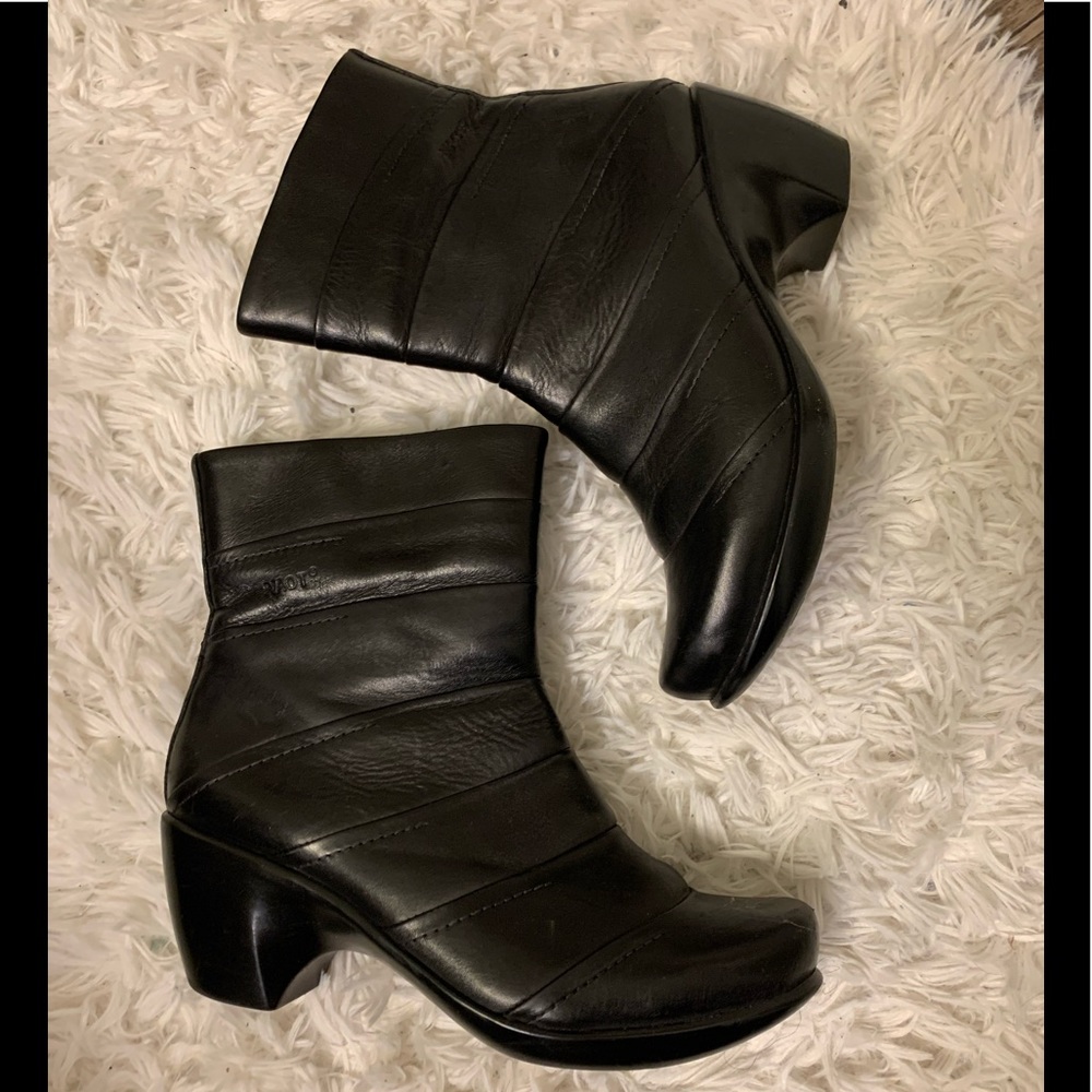 Black womens leather ankle boots with zipper